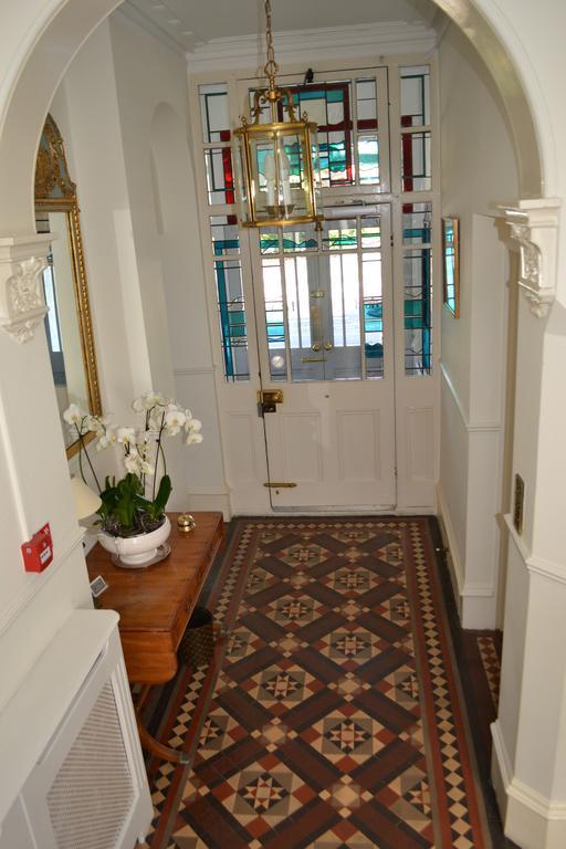 Cranleigh Hotel Рейґет Екстер'єр фото