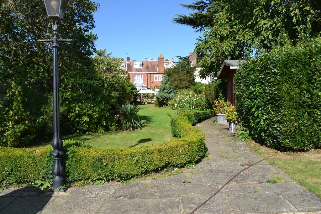 Cranleigh Hotel Рейґет Екстер'єр фото