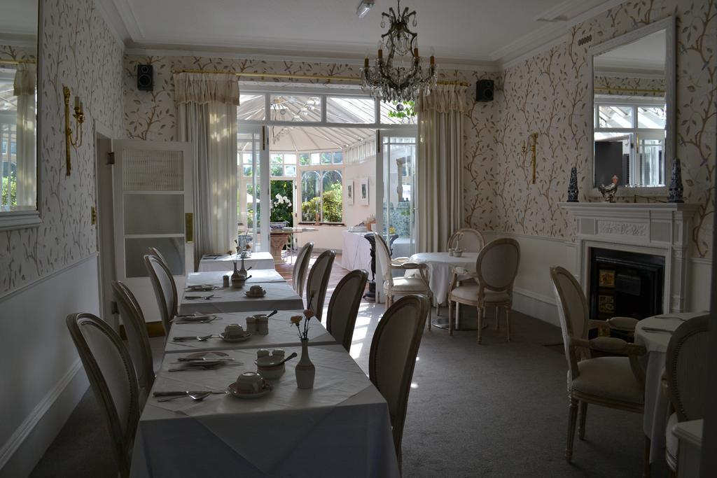 Cranleigh Hotel Рейґет Екстер'єр фото