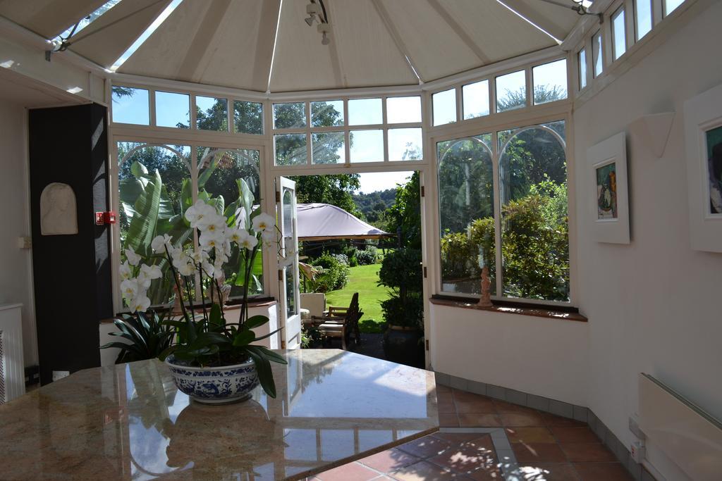 Cranleigh Hotel Рейґет Екстер'єр фото